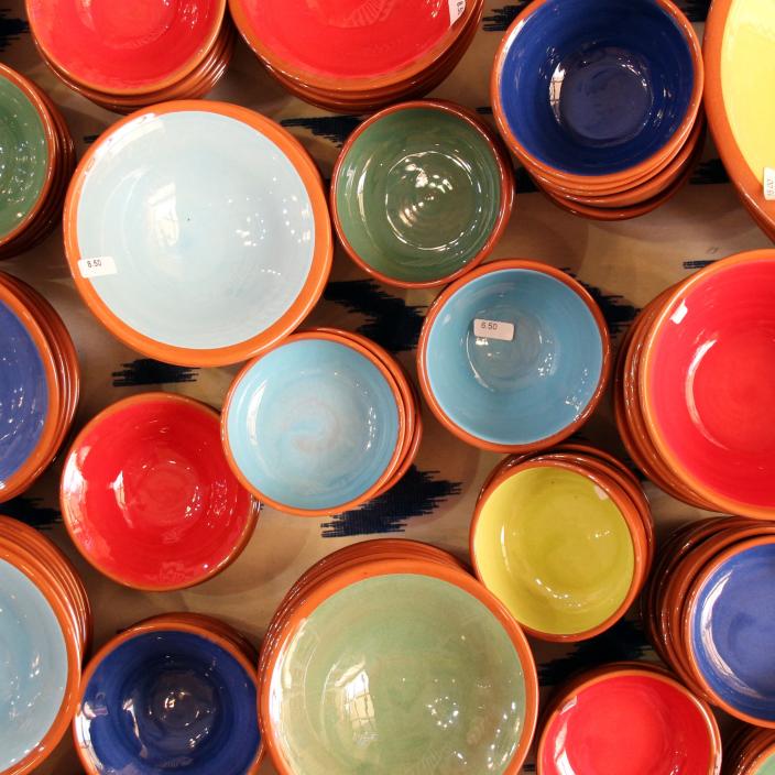 Man sieht viele unterschiedlich gefärbte Keramikschüsseln mit einem Blick von oben. Sie stehen dicht an dicht gedrängt (c) Peter Weidemann In: Pfarrbriefservice.de Man sieht viele unterschiedlich gefärbte Keramikschüsseln mit einem Blick von oben. Sie stehen dicht an dicht gedrängt