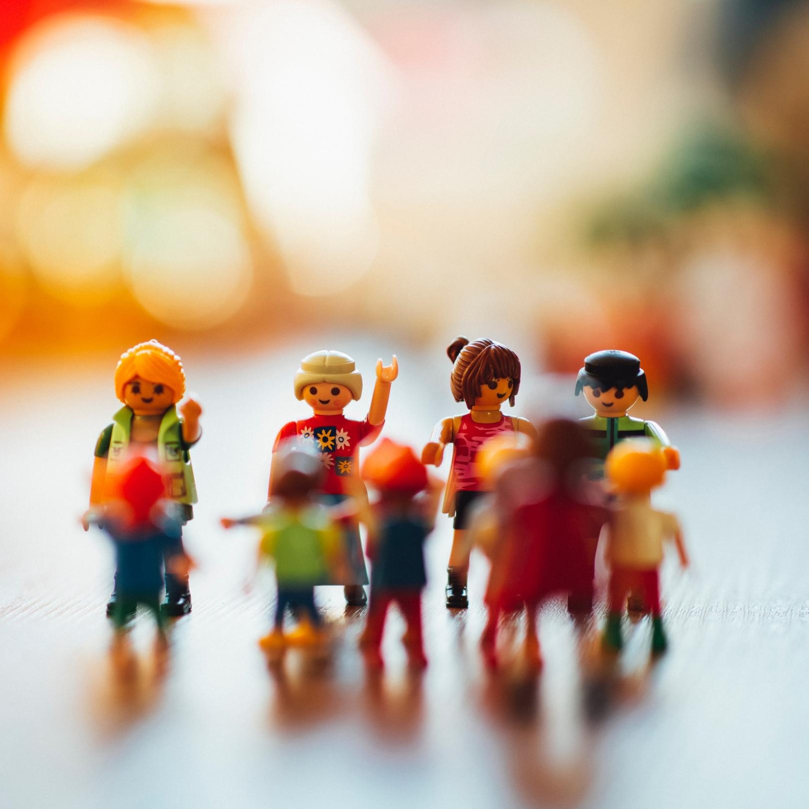 Man sieht eine Gruppe Playmobilmenschen zusammen stehend (c) Markus Spiske auf Unsplash Man sieht eine Gruppe Playmobilmenschen zusammen stehend